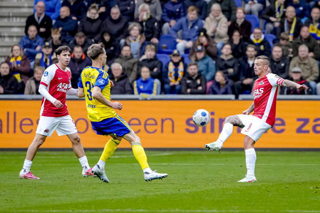 LEEUWARDEN - AZ Alkmaar midfielder Jordy Clasie during the Vriendenloterij Eredivisie match between SC Cambuur and AZ at Kooi Stadion on 18 October 2026 in Leeuwarden, Nederland. ED VAN DE POL EYE4IMAGES DeFodi Images -