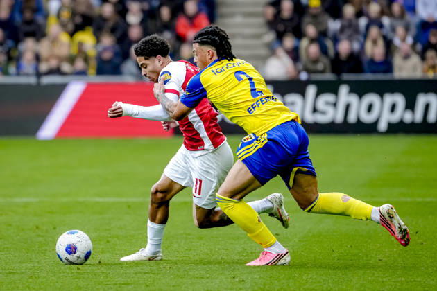 LEEUWARDEN - AZ Alkmaar forward Ro-Zangelo Daal, SC Cambuur defender Devid Bouah during the Vriendenloterij Eredivisie match between SC Cambuur and AZ in Kooi Stadion on 18 oktober 2026 in Leeuwarden, Nederland. ED VAN DE POL EYE4IMAGES DeFodi Images -