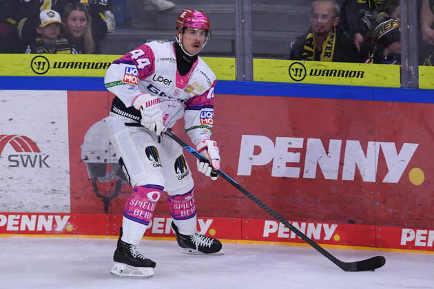 Eishockey Penny DEL 10. Spieltag Krefeld Pinguine - Eisbären Berlin am 18.10.2026 in der Yayla Arena in Krefeld Brandon Davidson ( Berlin ) Gemäß den Vorgaben der DEL Deutsche Eishockey Liga ist die Publikation und Weiterverwertung der Aufnahmen in elektronischen Medien und Endgeräten aller Art während des laufenden Spiels nicht zulässig.