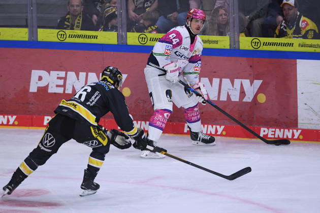 Eishockey Penny DEL 10. Spieltag Krefeld Pinguine - Eisbären Berlin am 18.10.2026 in der Yayla Arena in Krefeld Tanner Kero ( Krefeld ), vorne - Brandon Davidson ( Berlin ), hinten Gemäß den Vorgaben der DEL Deutsche Eishockey Liga ist die Publikation und Weiterverwertung der Aufnahmen in elektronischen Medien und Endgeräten aller Art während des laufenden Spiels nicht zulässig.