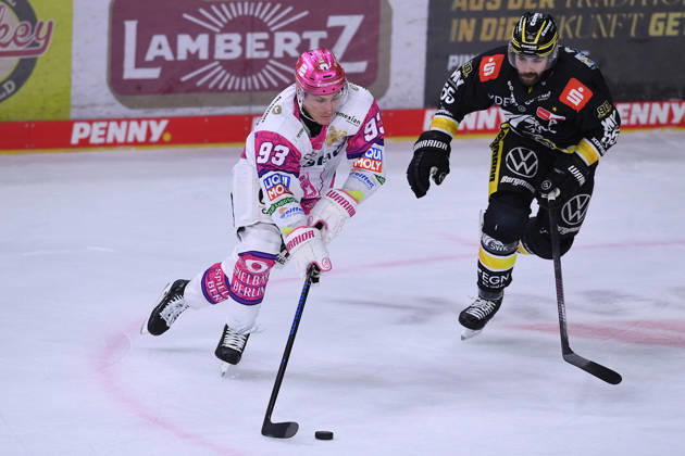 Sport Bilder des Tages Eishockey Penny DEL 10. Spieltag Krefeld Pinguine - Eisbären Berlin am 18.10.2026 in der Yayla Arena in Krefeld Leonard Pföderl ( Berlin ), links - Davis Vandane ( Krefeld ), rechts Gemäß den Vorgaben der DEL Deutsche Eishockey Liga ist die Publikation und Weiterverwertung der Aufnahmen in elektronischen Medien und Endgeräten aller Art während des laufenden Spiels nicht zulässig.
