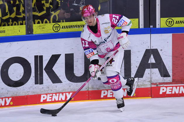 Eishockey Penny DEL 10. Spieltag Krefeld Pinguine - Eisbären Berlin am 18.10.2026 in der Yayla Arena in Krefeld Manuel Wiederer ( Berlin ) Gemäß den Vorgaben der DEL Deutsche Eishockey Liga ist die Publikation und Weiterverwertung der Aufnahmen in elektronischen Medien und Endgeräten aller Art während des laufenden Spiels nicht zulässig.