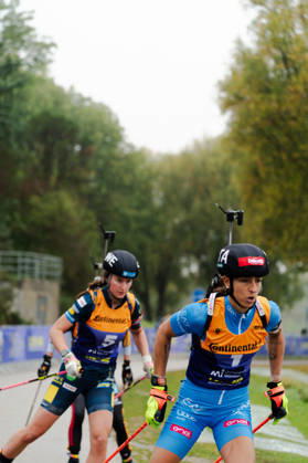 18.10.2026, GER, Biathlon, Frauen, IBU Biathlon Loop One Festival 2026, Saison 2026 2027, Super Sprint Qualifikation Damen Heat 1-4 Lisa Vittozzi ( ITA, 1 ), Ella Halvarsson ( SWE, 5 ) im Duell München Olympiapark Bayern Deutschland Copyright: xNordphoto Vux