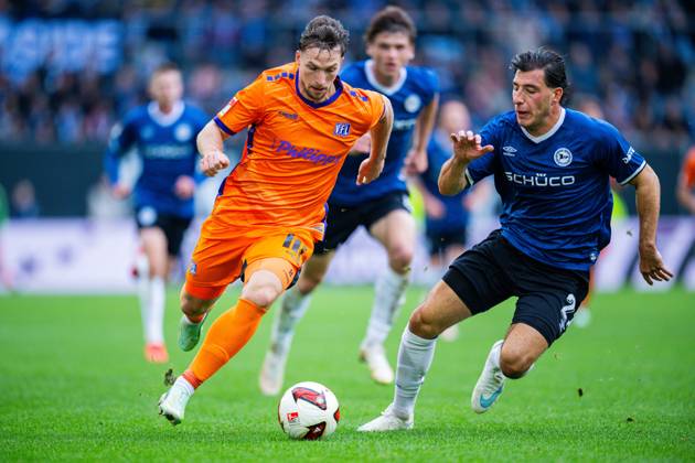 18.10.2026 - Fußball, 2026 2027, 2. Bundesliga, 8. Spieltag, DSC Arminia Bielefeld - VfL Osnabrück: (L-R) Robin Meißner (Osnabrück) mit Ball, Stefano Russo (Bielefeld) DFL REGULATIONS PROHIBIT ANY USE OF PHOTOGRAPHS AS IMAGE SEQUENCES AND OR QUASI-VIDEO.
