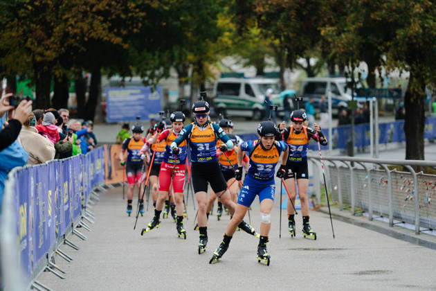 18.10.2026, GER, Biathlon, Frauen, IBU Biathlon Loop One Festival 2026, Saison 2026 2027, Super Sprint Qualifikation Damen Heat 1-4 Oceane Michelon ( FRA, 32 ), Julia Tannheimer ( DEU, 34 ), Suvi Minkkinen ( FIN, 31 ) in Führung München Olympiapark Bayern Deutschland Copyright: xNordphoto Vux