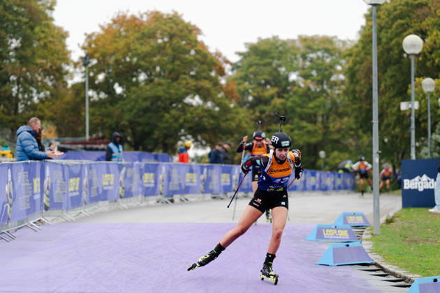 18.10.2026, GER, Biathlon, Frauen, IBU Biathlon Loop One Festival 2026, Saison 2026 2027, Super Sprint Qualifikation Damen Heat 1-4 Johanna Puff ( DEU, 43 ) in der Kurve München Olympiapark Bayern Deutschland Copyright: xNordphoto Vux