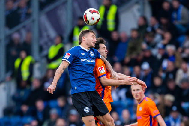 18.10.2026 - Fußball, 2026 2027, 2. Bundesliga, 8. Spieltag, DSC Arminia Bielefeld - VfL Osnabrück: (L-R) Joel Grodowski (Bielefeld), Leon Flach (Osnabrück) DFL REGULATIONS PROHIBIT ANY USE OF PHOTOGRAPHS AS IMAGE SEQUENCES AND OR QUASI-VIDEO.
