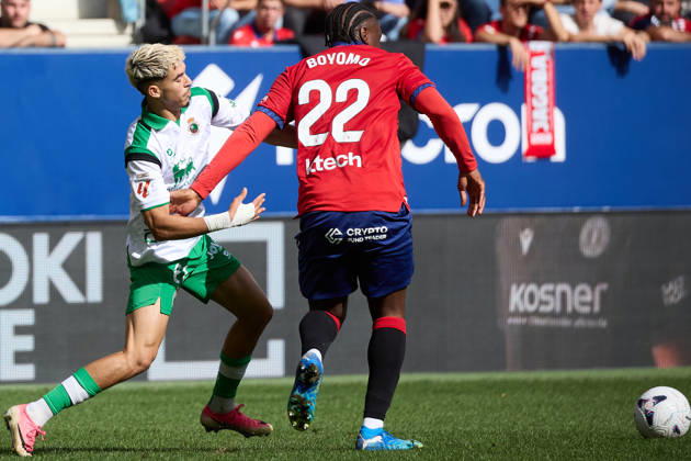 LaLiga EASports 2026 27 CA Osasuna v Racing de Santander Yassir Zabiri (21. RAC) (L) and Enzo Boyomo (22. OSA) (R) battle for the ball during the football match of LaLiga EA Sports between CA Osasuna and Racing de Santander played at El Sadar stadium in Pamplona (Spain) on Oct 18 2026. Credit: Inigo Alzugaray Agencia LOF Pamplona LaLiga EASports 2026 27 CA Osasuna v Racing de Santander Copyright: xINIGOxALZUGARAYx