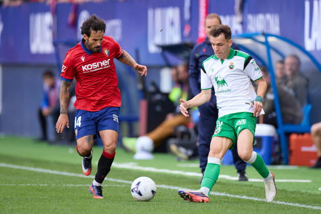 October 18, 2026, Pamplona, Navarra, SPAIN: Ruben Garcia of CA Osasuna competes for the ball with Inigo Vicente of Real Racing Club de Santander during the LaLiga EA Sports match between CA Osasuna and Real Racing Club de Santander at El Sadar on October 18, 2026, in Pamplona, Spain. CA Osasuna V Racing De Santander - LaLiga EA Sports  - ZUMAa181 20261018_zaa_a181_105 Copyright: xRicardoxLarreinax