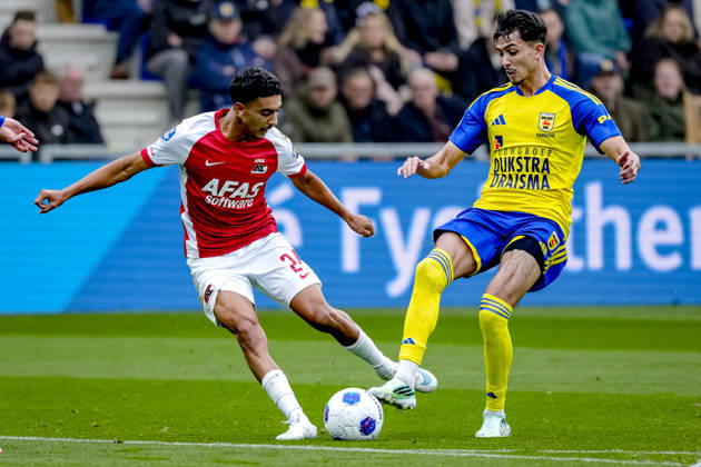 LEEUWARDEN - AZ Alkmaar forward Ayoub Oufkir, SC Cambuur forward Ilyes Hamache during the Vriendenloterij Eredivisie match between SC Cambuur and AZ at Kooi Stadion on 18 October 2026 in Leeuwarden, Nederland. ED VAN DE POL EYE4IMAGES DeFodi Images -