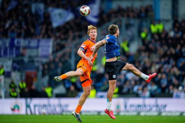 18.10.2026 - Fußball, 2026 2027, 2. Bundesliga, 8. Spieltag, DSC Arminia Bielefeld - VfL Osnabrück: (L-R) Bjarke Jacobsen (Osnabrück), Joel Grodowski (Bielefeld) DFL REGULATIONS PROHIBIT ANY USE OF PHOTOGRAPHS AS IMAGE SEQUENCES AND OR QUASI-VIDEO.