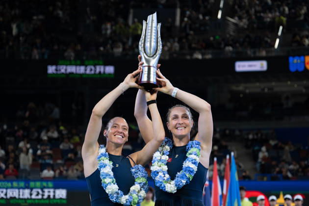 (261018) -- WUHAN, Oct. 18, 2026 -- Gabriela Dabrowski Luisa Stefani (L) hold the trophy during the awarding ceremony after the women s doubles final match between Gabriela Dabrowski of Canada Luisa Stefani of Brazil and Storm Hunter of Australia Katerina Siniakova of the Czech Republic at the 2026 Wuhan Open tennis tournament in Wuhan, capital of central China s Hubei Province, Oct. 18, 2026. ) (SP)CHINA-WUHAN-TENNIS-WUHAN OPEN-WOMEN S DOUBLES (CN) DuxZixuan 