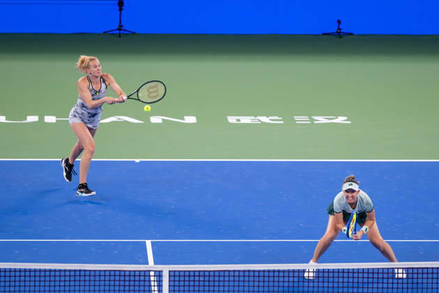 (261018) -- WUHAN, Oct. 18, 2026 -- Storm Hunter Katerina Siniakova (L) compete during the women s doubles final match between Gabriela Dabrowski of Canada Luisa Stefani of Brazil and Storm Hunter of Australia Katerina Siniakova of the Czech Republic at the 2026 Wuhan Open tennis tournament in Wuhan, capital of central China s Hubei Province, Oct. 18, 2026. ) (SP)CHINA-WUHAN-TENNIS-WUHAN OPEN-WOMEN S DOUBLES (CN) DuxZixuan 