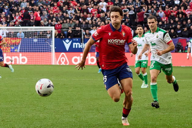 LaLiga EASports 2026 27 CA Osasuna v Racing de Santander Abel Bretones (23. OSA) in action during the football match of LaLiga EA Sports between CA Osasuna and Racing de Santander played at El Sadar stadium in Pamplona (Spain) on Oct 18 2026. Alvaro Mantilla (2. RAC) is also visible in the image. Credit: Inigo Alzugaray Agencia LOF Pamplona LaLiga EASports 2026 27 CA Osasuna v Racing de Santander Copyright: xINIGOxALZUGARAYx