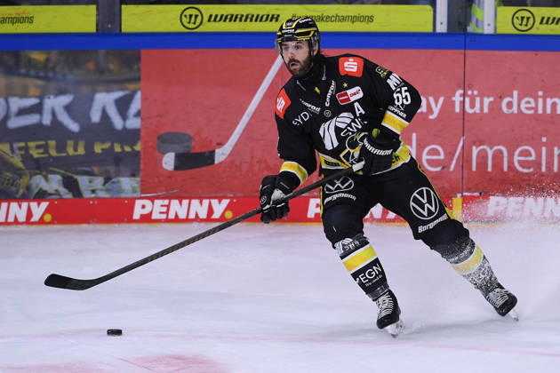 Eishockey Penny DEL 10. Spieltag Krefeld Pinguine - Eisbären Berlin am 18.10.2026 in der Yayla Arena in Krefeld Davis Vandane ( Krefeld ) Gemäß den Vorgaben der DEL Deutsche Eishockey Liga ist die Publikation und Weiterverwertung der Aufnahmen in elektronischen Medien und Endgeräten aller Art während des laufenden Spiels nicht zulässig.
