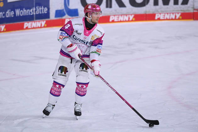 Eishockey Penny DEL 10. Spieltag Krefeld Pinguine - Eisbären Berlin am 18.10.2026 in der Yayla Arena in Krefeld Adam Smith ( Berlin ) Gemäß den Vorgaben der DEL Deutsche Eishockey Liga ist die Publikation und Weiterverwertung der Aufnahmen in elektronischen Medien und Endgeräten aller Art während des laufenden Spiels nicht zulässig.