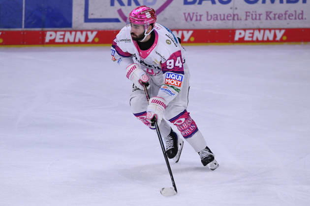 Eishockey Penny DEL 10. Spieltag Krefeld Pinguine - Eisbären Berlin am 18.10.2026 in der Yayla Arena in Krefeld Liam Kirk ( Berlin ) Gemäß den Vorgaben der DEL Deutsche Eishockey Liga ist die Publikation und Weiterverwertung der Aufnahmen in elektronischen Medien und Endgeräten aller Art während des laufenden Spiels nicht zulässig.