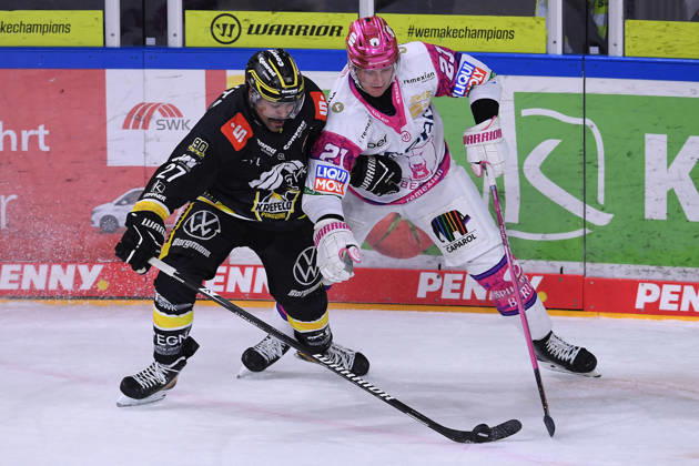 Eishockey Penny DEL 10. Spieltag Krefeld Pinguine - Eisbären Berlin am 18.10.2026 in der Yayla Arena in Krefeld Clinston Joseph Robert C. J. Suess ( Krefeld ), links - Manuel Wiederer ( Berlin ), rechts Gemäß den Vorgaben der DEL Deutsche Eishockey Liga ist die Publikation und Weiterverwertung der Aufnahmen in elektronischen Medien und Endgeräten aller Art während des laufenden Spiels nicht zulässig.