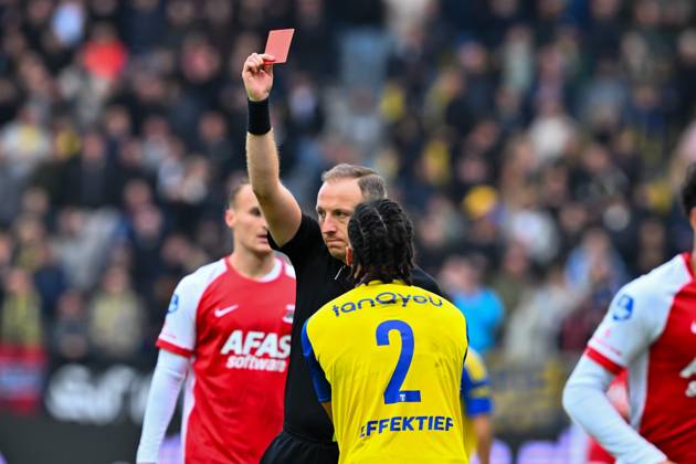 LEEUWARDEN - Devid Bouah of SC Cambuur receives a red card from referee Stan Teuben during the Dutch Eredivisie match between SC Cambuur and AZ Alkmaar at the Kooi Stadion on October 18, 2026, in Leeuwarden, the Netherlands. COR LASKER ANP Eredivisie 2026 27 xVIxANPxSportx xxANPxIVx 572842549 originalFilename: 572842549.jpg