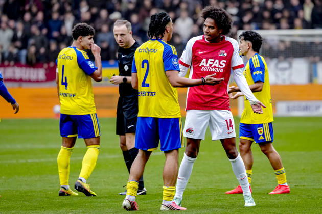 LEEUWARDEN - SC Cambuur defender Devid Bouah, AZ Alkmaar forward Calvin Stengs during the Vriendenloterij Eredivisie match between SC Cambuur and AZ at Kooi Stadion on 18 October 2026 in Leeuwarden, Netherlands. ED VAN DE POL EYE4IMAGES DeFodi Images -
