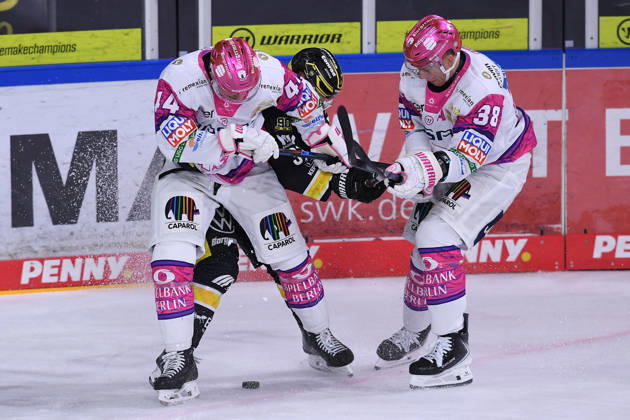 Eishockey Penny DEL 10. Spieltag Krefeld Pinguine - Eisbären Berlin am 18.10.2026 in der Yayla Arena in Krefeld Brandon Davidson ( Berlin ), links - Yannick Veilleux ( Berlin ), rechts - Max Newton ( Krefeld ), hinten Gemäß den Vorgaben der DEL Deutsche Eishockey Liga ist die Publikation und Weiterverwertung der Aufnahmen in elektronischen Medien und Endgeräten aller Art während des laufenden Spiels nicht zulässig.