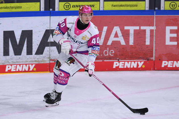 Eishockey Penny DEL 10. Spieltag Krefeld Pinguine - Eisbären Berlin am 18.10.2026 in der Yayla Arena in Krefeld Korbinian Geibel ( Berlin ) Gemäß den Vorgaben der DEL Deutsche Eishockey Liga ist die Publikation und Weiterverwertung der Aufnahmen in elektronischen Medien und Endgeräten aller Art während des laufenden Spiels nicht zulässig.