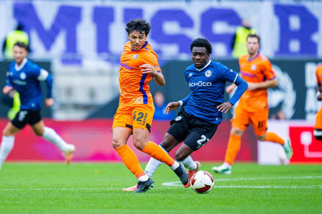 18.10.2026 - Fußball, 2026 2027, 2. Bundesliga, 8. Spieltag, DSC Arminia Bielefeld - VfL Osnabrück: (L-R) Jonathan Gomez (Osnabrück), Benjamin Boakye (Bielefeld) DFL REGULATIONS PROHIBIT ANY USE OF PHOTOGRAPHS AS IMAGE SEQUENCES AND OR QUASI-VIDEO.