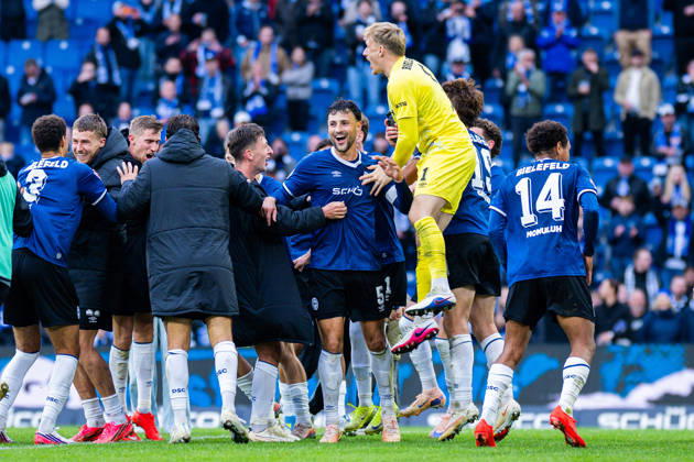Sport Bilder des Tages 18.10.2026 - Fußball, 2026 2027, 2. Bundesliga, 8. Spieltag, DSC Arminia Bielefeld - VfL Osnabrück: Mannschaft (Bielefeld) nach dem Spiel, (M) Maximilian Bauer (Bielefeld), Jonas Kersken (Bielefeld) DFL REGULATIONS PROHIBIT ANY USE OF PHOTOGRAPHS AS IMAGE SEQUENCES AND OR QUASI-VIDEO.