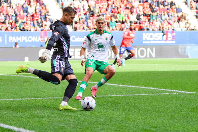 ESP: LaLiga EA Sports Atletico Osasuna v Racing Santander Aitor Fernandez of Osasuna and Yassir Zabiri of Racing de Santander during LaLiga EA Sports match between Atletico Osasuna v Racing Santander played at El Sadar Stadium, Pamplona, on October 18 2026 in Spain Spain Soccer Copyright: xAgenciaxLOFx
