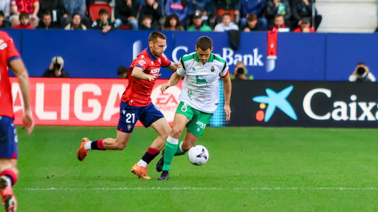 ESP: LaLiga EA Sports Atletico Osasuna v Racing Santander Jonathan Dubasin of Osasuna and Alvaro Mantilla of Racing de Santander during LaLiga EA Sports match between Atletico Osasuna v Racing Santander played at El Sadar Stadium, Pamplona, on October 18 2026 in Spain Spain Soccer Copyright: xAgenciaxLOFx