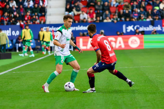 ESP: LaLiga EA Sports Atletico Osasuna v Racing Santander Inigo Vicente of Racing de Santander and Iker Munoz of Osasuna during LaLiga EA Sports match between Atletico Osasuna v Racing Santander played at El Sadar Stadium, Pamplona, on October 18 2026 in Spain Spain Soccer Copyright: xAgenciaxLOFx