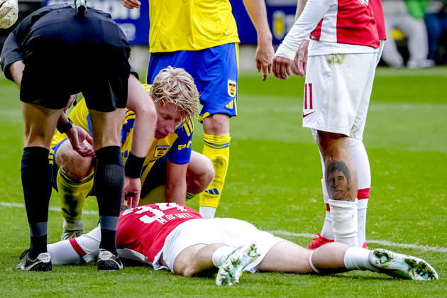 LEEUWARDEN - AZ Alkmaar defender Mees de Wit sustained an injury during the Vriendenloterij Eredivisie match between SC Cambuur and AZ at Kooi Stadion on 18 October 2026 in Leeuwarden, Nederland. ED VAN DE POL EYE4IMAGES DeFodi Images -