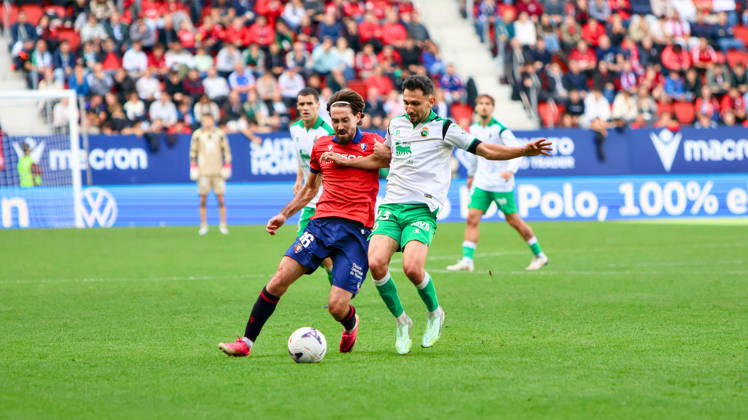 ESP: LaLiga EA Sports Atletico Osasuna v Racing Santander Moi Gomez of Osasuna and Ivan Martin of Racing de Santander during LaLiga EA Sports match between Atletico Osasuna v Racing Santander played at El Sadar Stadium, Pamplona, on October 18 2026 in Spain Spain Soccer Copyright: xAgenciaxLOFx