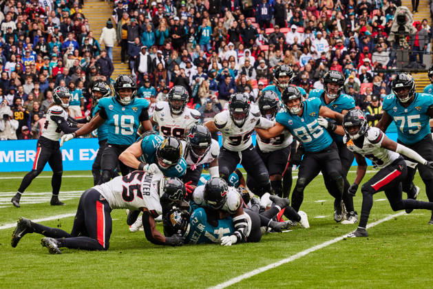 Sport Bilder des Tages RECORD DATE NOT STATED 18th October 2026; Wembley Stadium, London, England; NFL, American Football Herren, USA American Football, Jacksonville Jaguars versus Houston Texans; Chris Rodriguez Jr of the Jacksonville Jaguars, RB is tackled by Danielle Hunter (55) of the Houston Texans, DE MattxBenxStone