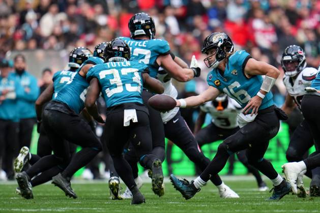 Jacksonville Jaguars, Trevor Lawrence, Quarterback, 16 hands the ball off to Jacksonville Jaguars, Bhayshul Tuten, Running back, 33 Houston Texans v Jacksonville Jaguars, NFL, American Football Herren, USA American Football, Wembley Stadium, London, UK - 18 Oct 2026London Wembley Stadium United Kingdom Copyright: xJoexToth Shutterstockx 17222433ax
