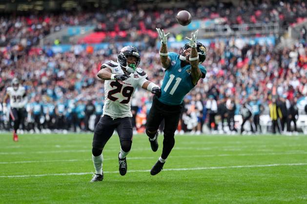 Jacksonville Jaguars, Parker Washington, Wide receiver, 11 misses the ball as Houston Texans, M.J. Stewart, Safety, 29 defends Houston Texans v Jacksonville Jaguars, NFL, American Football Herren, USA American Football, Wembley Stadium, London, UK - 18 Oct 2026London Wembley Stadium United Kingdom Copyright: xJoexToth Shutterstockx 17222433be