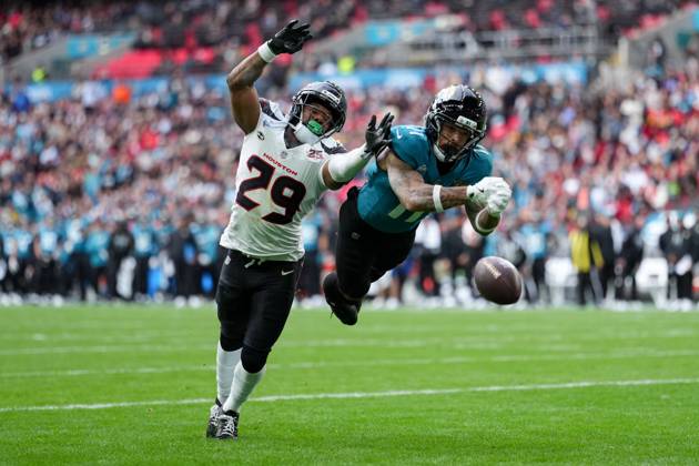 Jacksonville Jaguars, Parker Washington, Wide receiver, 11 misses the ball as Houston Texans, M.J. Stewart, Safety, 29 defends Houston Texans v Jacksonville Jaguars, NFL, American Football Herren, USA American Football, Wembley Stadium, London, UK - 18 Oct 2026London Wembley Stadium United Kingdom Copyright: xJoexToth Shutterstockx 17222433bf