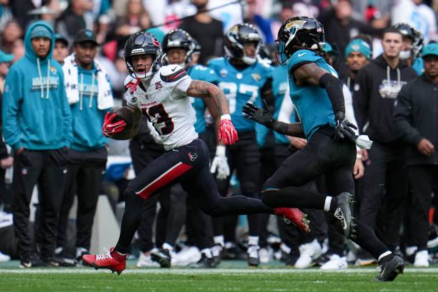 Houston Texans, Jaylin Noel, Wide receiver, 13 runs past Jacksonville Jaguars, Antonio Johnson, Safety, 6 Houston Texans v Jacksonville Jaguars, NFL, American Football Herren, USA American Football, Wembley Stadium, London, UK - 18 Oct 2026London Wembley Stadium United Kingdom Copyright: xJoexToth Shutterstockx 17222433bc