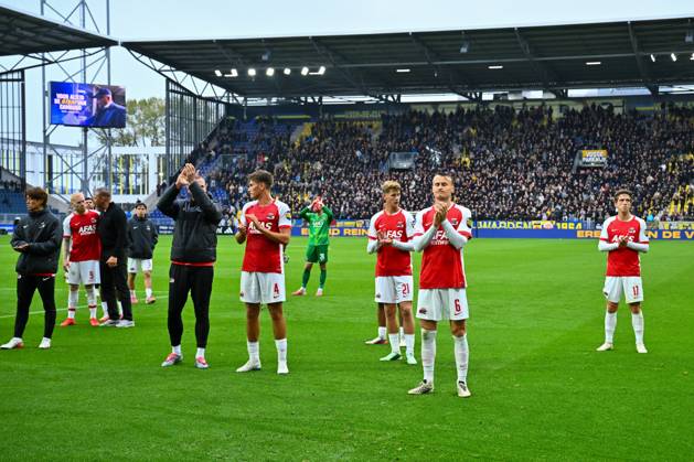 LEEUWARDEN - AZ players thank the supporters during the Dutch Eredivisie match between SC Cambuur and AZ Alkmaar at the Kooi Stadion on October 18, 2026, in Leeuwarden, the Netherlands. COR LASKER ANP Eredivisie 2026 27 xVIxANPxSportx xxANPxIVx 572851926 originalFilename: 572851926.jpg