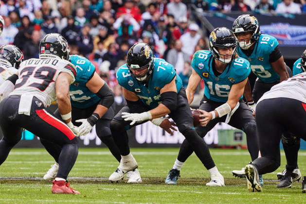 RECORD DATE NOT STATED 18th October 2026; Wembley Stadium, London, England; NFL, American Football Herren, USA American Football, Jacksonville Jaguars versus Houston Texans; Jacksonville Jaguars quarterback Trevor Lawrence receives the snap behind centre Robert Hainsey MattxBenxStone