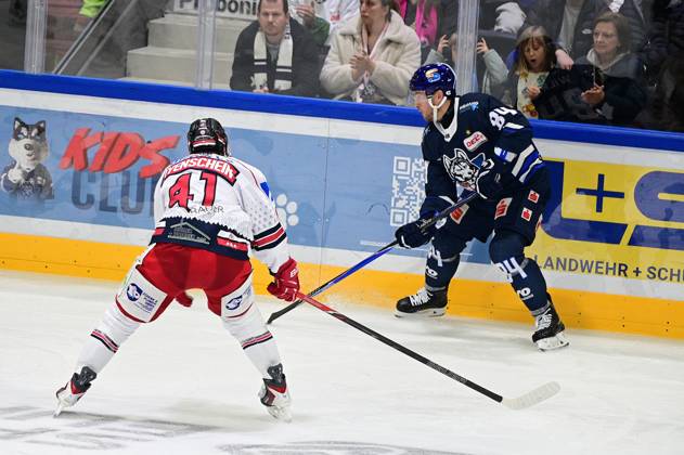 18.10.2026 xkhx Kassel, Probonio Arena Eishockey DEL 2 Playoff Saison 2026 2027 Kassel Huskies - EV Landshut Jakob Mayenschein (Landshut) gegen Chris Wilkie (84, Kassel Huskies)