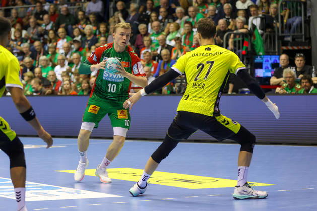 18.10.2026, xgox, Handball - Opel HBL SC Magdeburg - TVB Stuttgart emspor, v.l. Gisli Thorgeir Kristjansson (Magdeburg, 1Dominik Reimann (Magdeburg, 1), Philipp Meyer (Stuttgart, 27) Zweikampf, Duell, Kampf, tackle Magdeburg