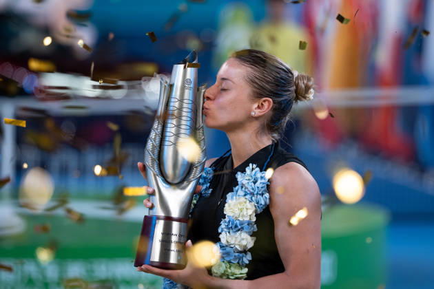 (261018) -- WUHAN, Oct. 18, 2026 -- Maja Chwalinska kisses the trophy during the awarding ceremony after the women s singles final match between Maja Chwalinska of Poland and Sonay Kartal of Britain at the 2026 Wuhan Open tennis tournament in Wuhan, capital of central China s Hubei Province, Oct. 18, 2026. ) (SP)CHINA-WUHAN-TENNIS-WUHAN OPEN-WOMEN S SINGLES-FINAL (CN) WuxZhizun 