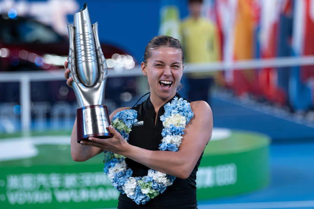 Sport Bilder des Tages (261018) -- WUHAN, Oct. 18, 2026 -- Maja Chwalinska poses with the trophy during the awarding ceremony after the women s singles final match between Maja Chwalinska of Poland and Sonay Kartal of Britain at the 2026 Wuhan Open tennis tournament in Wuhan, capital of central China s Hubei Province, Oct. 18, 2026. ) (SP)CHINA-WUHAN-TENNIS-WUHAN OPEN-WOMEN S SINGLES-FINAL (CN) WuxZhizun 
