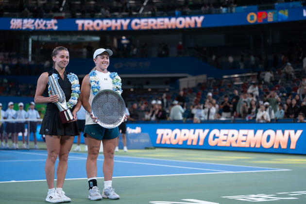 (261018) -- WUHAN, Oct. 18, 2026 -- Maja Chwalinska (L) and Sonay Kartal pose during the awarding ceremony after the women s singles final match between Maja Chwalinska of Poland and Sonay Kartal of Britain at the 2026 Wuhan Open tennis tournament in Wuhan, capital of central China s Hubei Province, Oct. 18, 2026. ) (SP)CHINA-WUHAN-TENNIS-WUHAN OPEN-WOMEN S SINGLES-FINAL (CN) WuxZhizun 