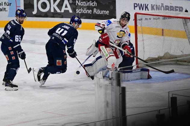 18.10.2026 xkhx Kassel, Probonio Arena Eishockey DEL 2 Playoff Saison 2026 2027 Kassel Huskies - EV Landshut Tor zum 0:1 durch Tobias Lindberg (Landshut) Torwart Leon Willerscheid (73, Kassel Huskies) gesschlagen