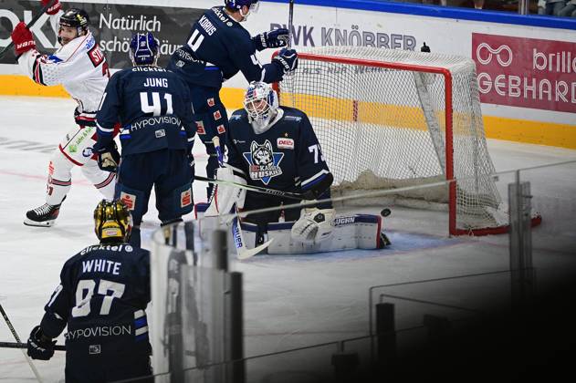 18.10.2026 xkhx Kassel, Probonio Arena Eishockey DEL 2 Playoff Saison 2026 2027 Kassel Huskies - EV Landshut Tor zum 0:1 durch Tobias Lindberg (Landshut) Torwart Leon Willerscheid (73, Kassel Huskies) gesschlagen