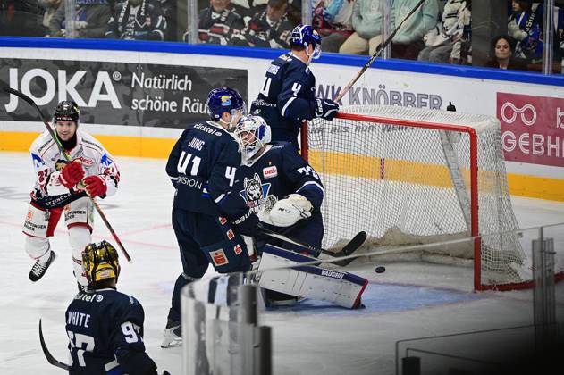 18.10.2026 xkhx Kassel, Probonio Arena Eishockey DEL 2 Playoff Saison 2026 2027 Kassel Huskies - EV Landshut Tor zum 0:1 durch Tobias Lindberg (Landshut) Torwart Leon Willerscheid (73, Kassel Huskies) gesschlagen