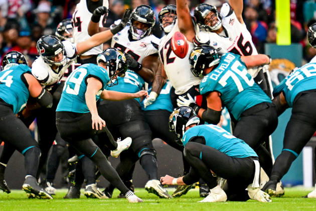 Jacksonville Jaguars v Houston Texans, International Series Josh Cameron (19) of Jacksonville Jaguars kicks the ball during the International Series match between Jacksonville Jaguars and Houston Texans at Wembley Stadium, London, UK on 18 October 2026. Editorial use only , Copyright: xDennisxGoodwinx PSI-25022-0128