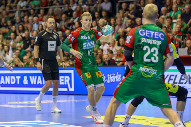 18.10.2026, xgox, Handball - Opel HBL SC Magdeburg - TVB Stuttgart emspor, v.l. Gisli Thorgeir Kristjansson (Magdeburg, 10) am Ball, plays the ball Magdeburg